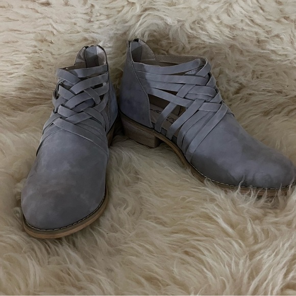 New Gray Suede Back-Zip Strap Heels Sandals - Picture 8 of 8